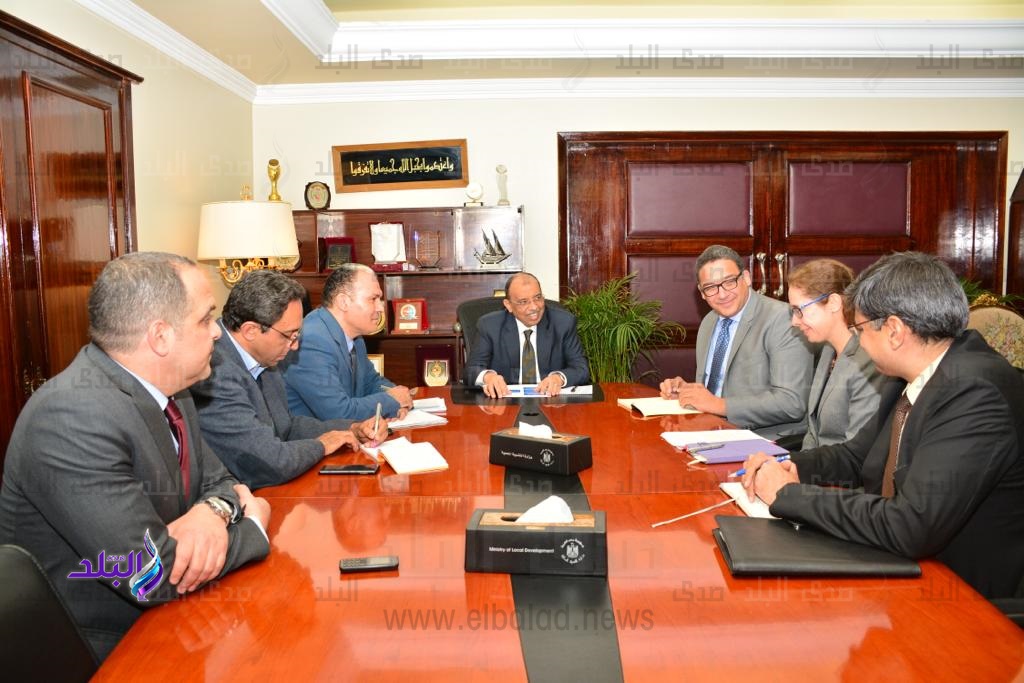 وزير التنمية المحلية مع وفد من البنك الدولي 