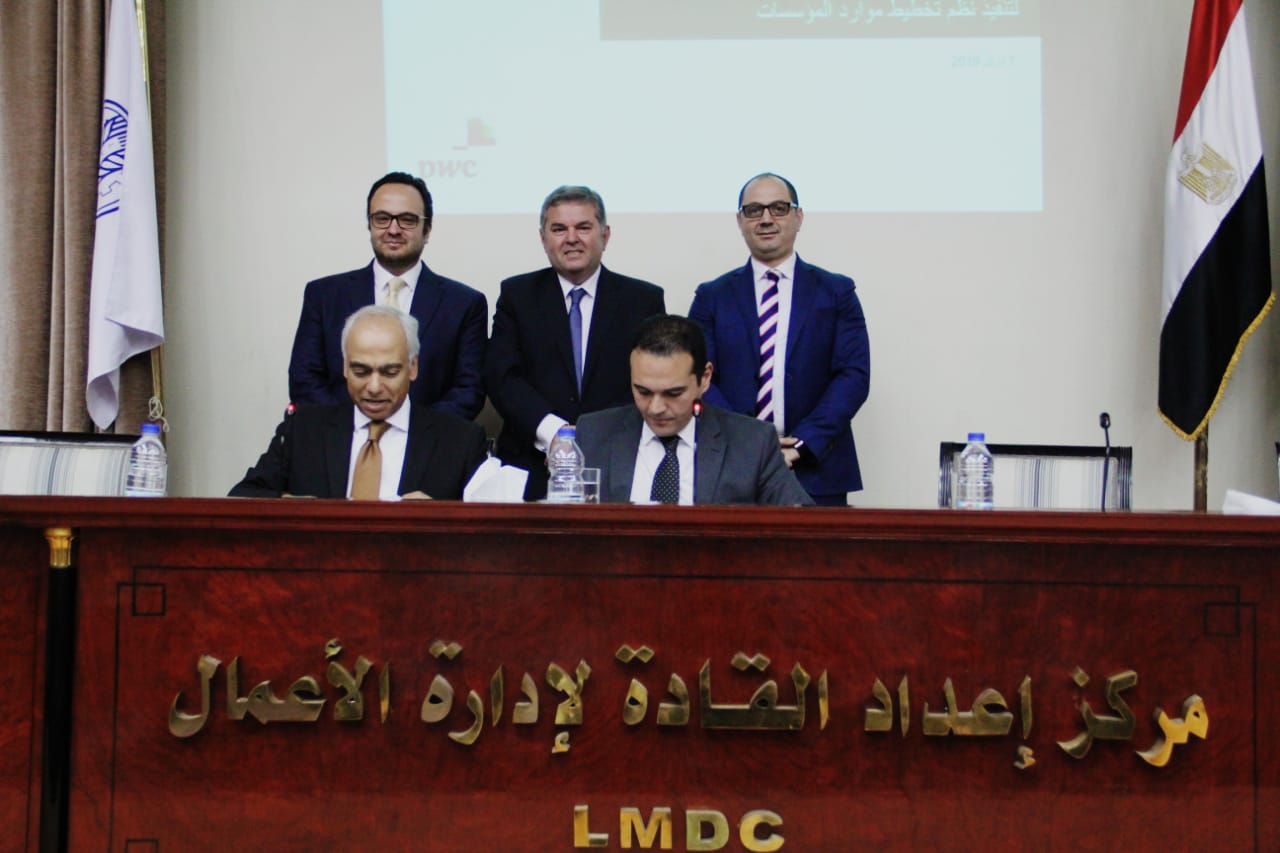 وزير قطاع الأعمال يشهد التوقيع وزير قطاع الأعمال يشهد التوقيع