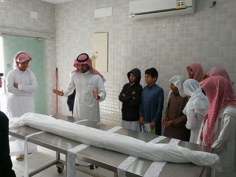معلم سعودي يعلم تلاميذة كيفية غسل وتكفين الميت معلم سعودي يعلم تلاميذة كيفية غسل وتكفين الميت