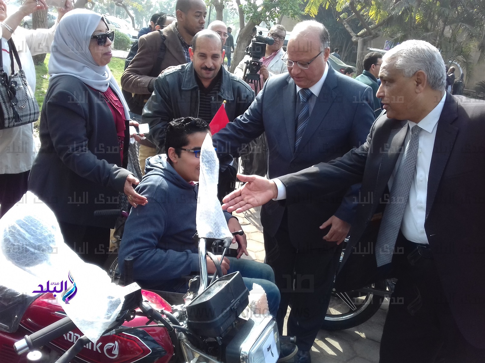 محافظ القاهرة يوزع دراجات بخارية 
