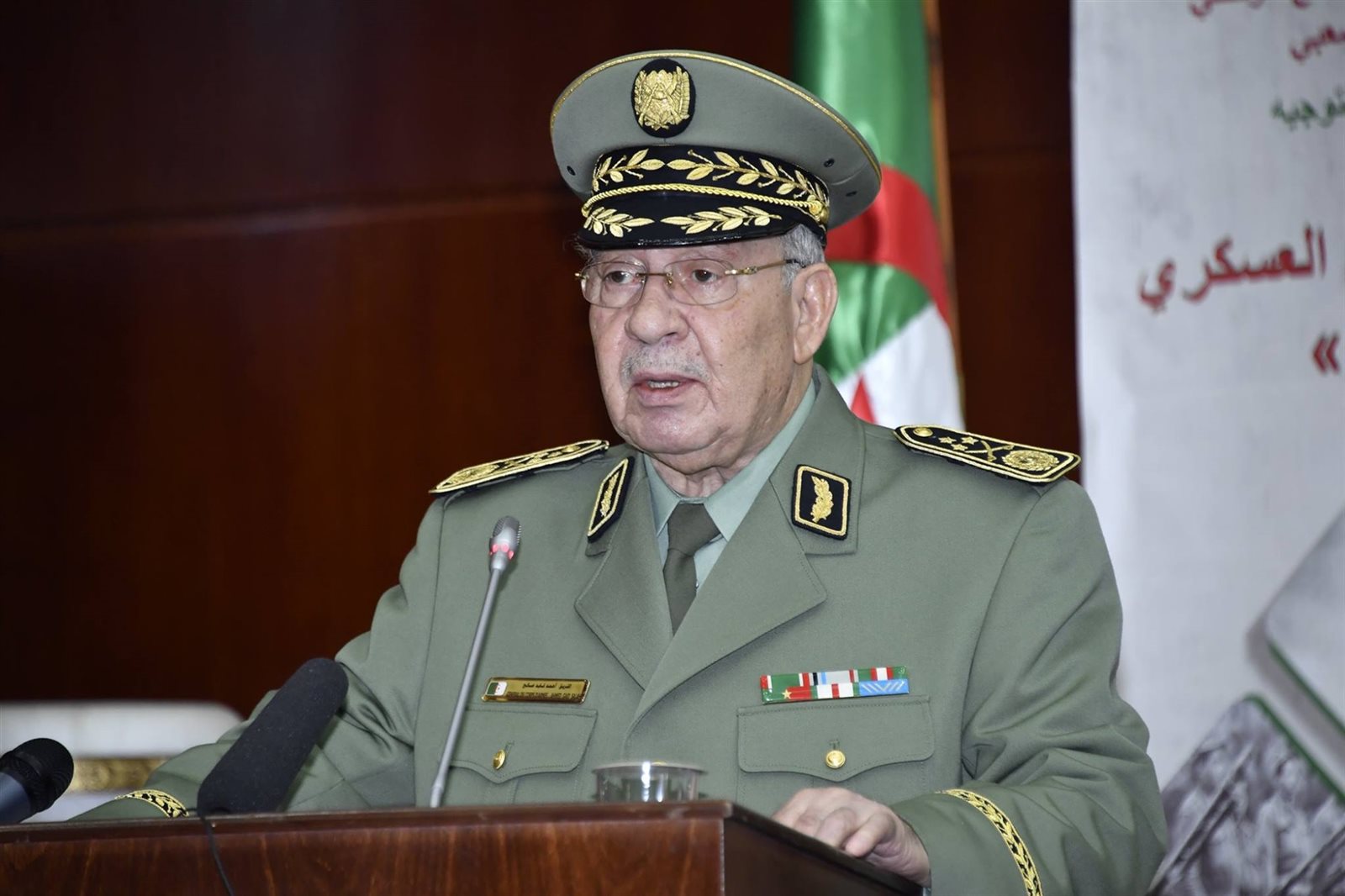 الفريق قايد صالح رئيس الأركان الجيش الجزائري