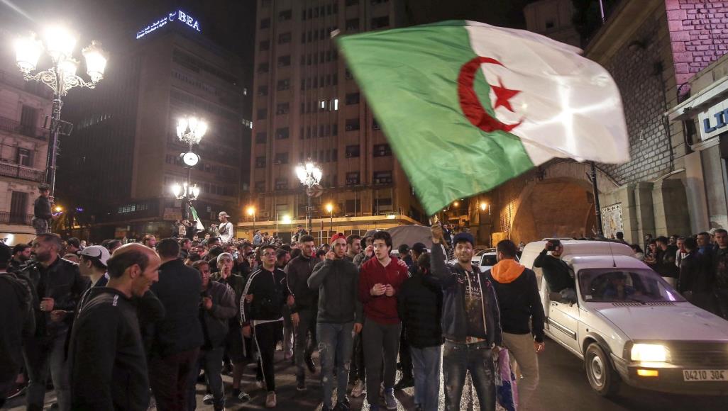  الشارع الجزائري يحتفل