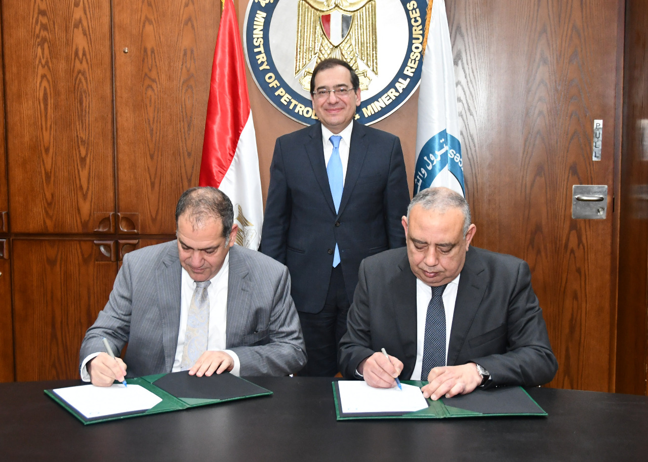 جانب من التوقيع 