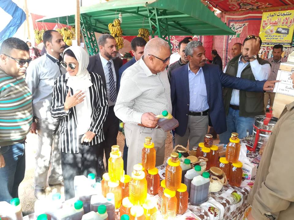 محافظ الوادي الجديد يفتتح معرض للسلع الغذائية المخفضة