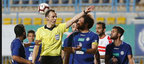 اعتراض لاعبى سموحة على الحكم البرتغالى