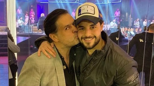 قبلة راغب علامة لإبنه خالد