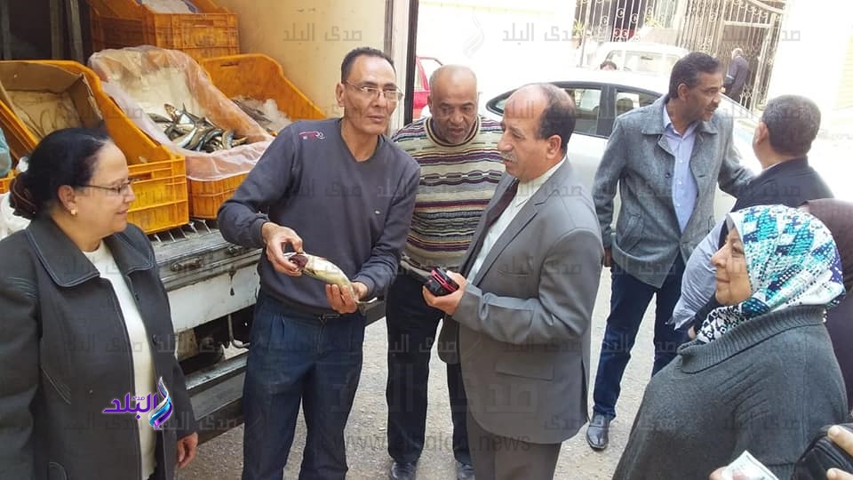 منافذ لبيع المواد الغذائية بأسعار مخفضة في الزيتون..صور