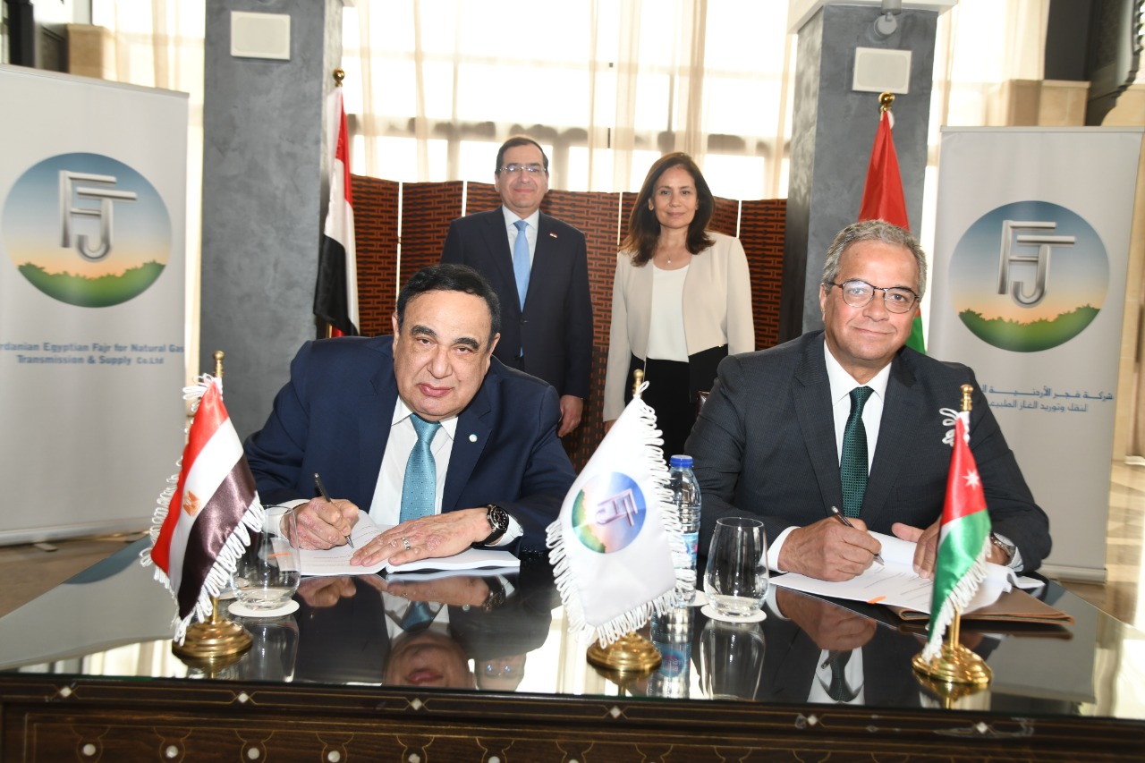 الوزيران يشهدان توقيع العقد الوزيران يشهدان توقيع العقد