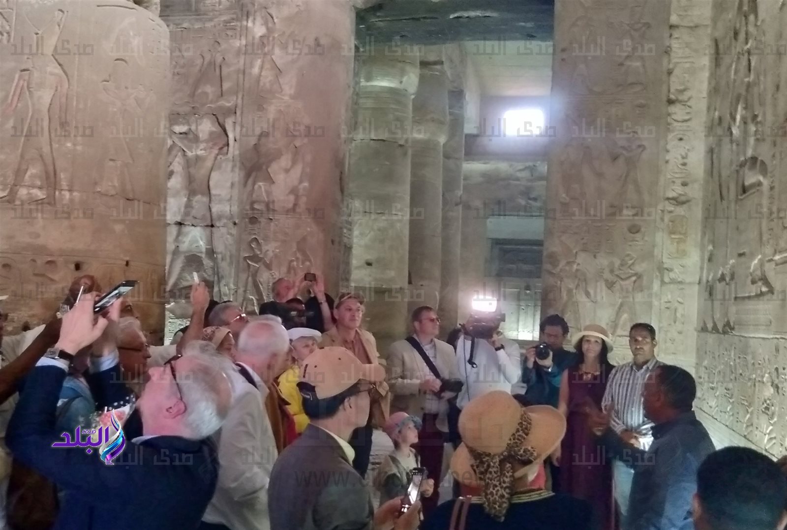 السفراء الأجانب في المعبد 