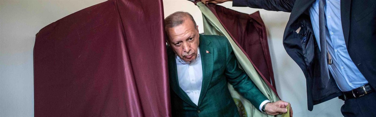 أردوغان أثناء الادلاء بصوته في الانتخابات أردوغان أثناء الادلاء بصوته في الانتخابات