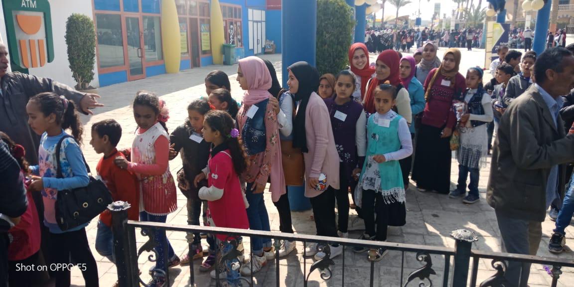 الأطفال خلال توجههم لملاهي دريم بارك