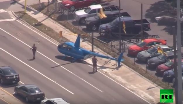  طائرة هليكوبتر تصطدم بشاحنة على طريق سريع في امريكا