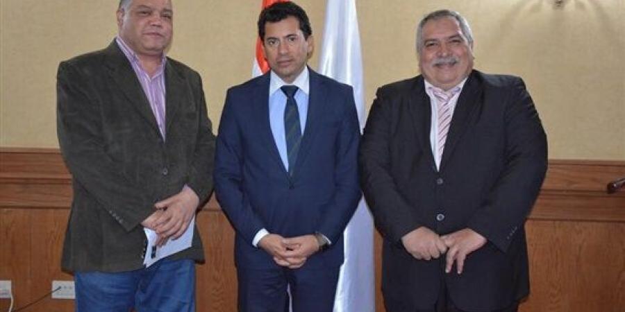 وزير الرياضة مع مسؤلي قدامى اللاعبين وزير الرياضة مع مسؤلي قدامى اللاعبين