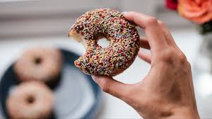  دراسة: الأطعمة المحلاة بالسكر قد لا تحسن المزاج 