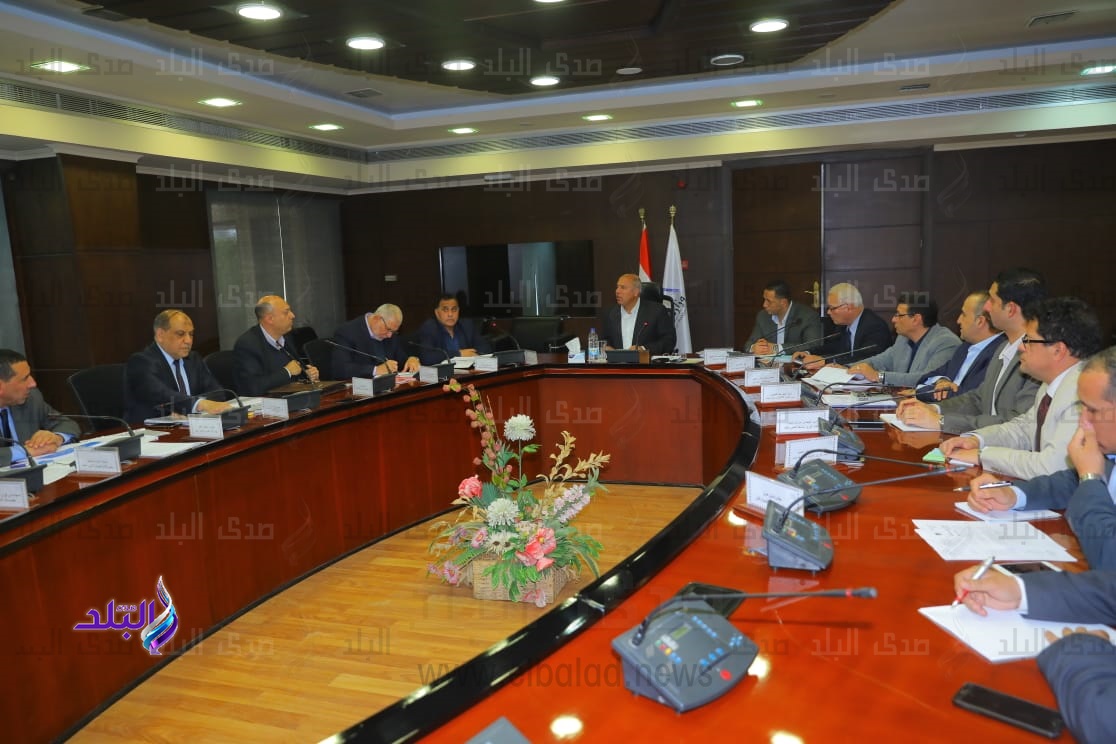 وزير النقل يتابع الموقف التنفيذي لعدد من المشروعات