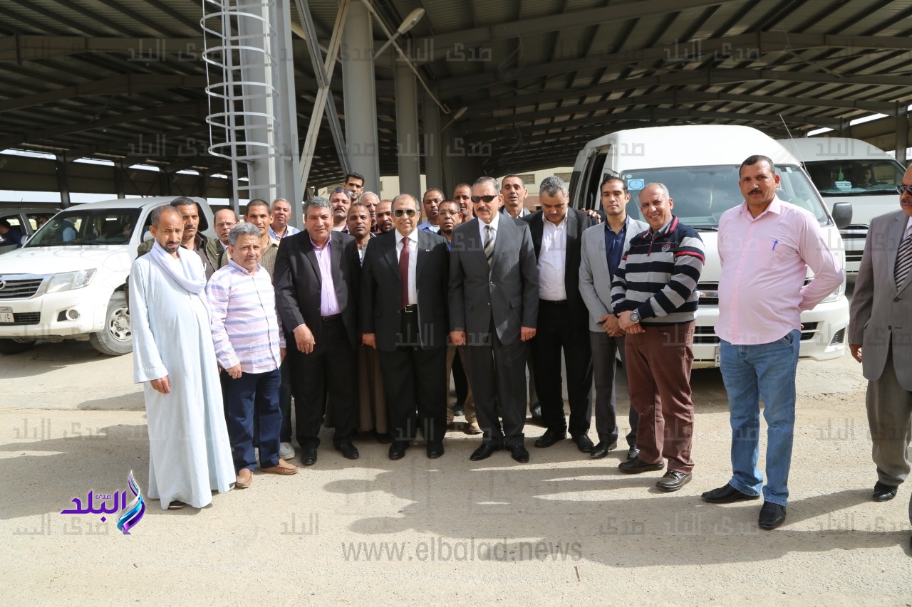 وزير الزراعة ومحافظ أسيوط يتفقدان محطة غربلة التقاوى