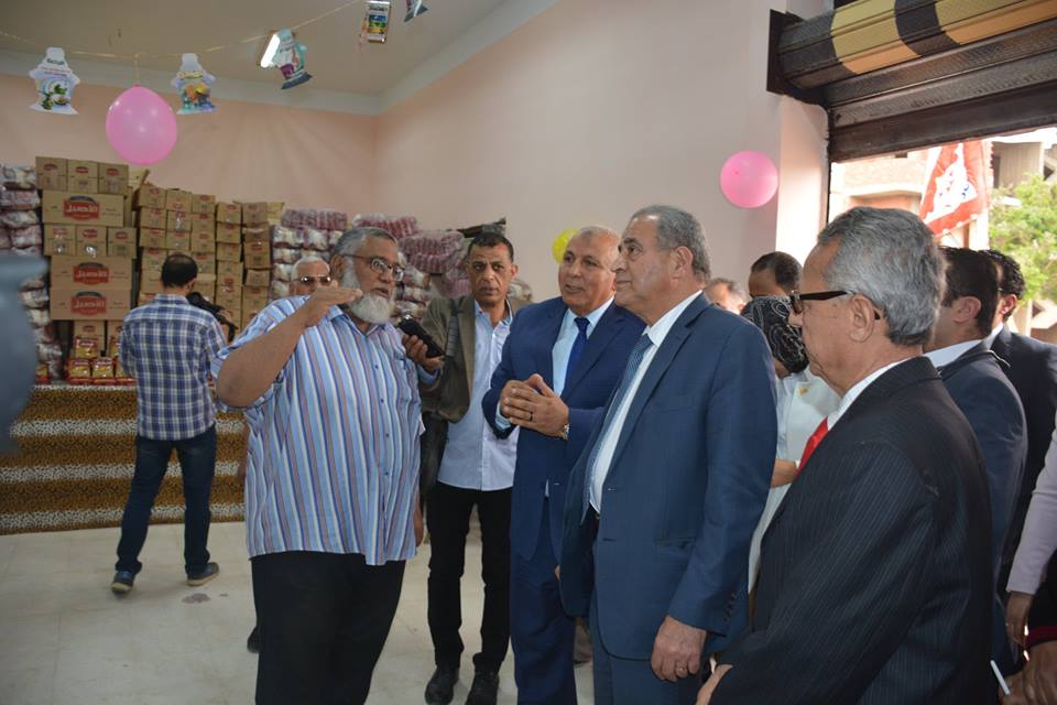 وزير التموين يتفقد معرض أهلا رمضان للسلع الغذائية وزير التموين يتفقد معرض أهلا رمضان للسلع الغذائية