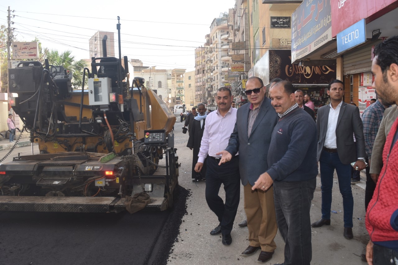 محافظ الفيوم يتفقد أعمال الرصف بشوارع المدينة 