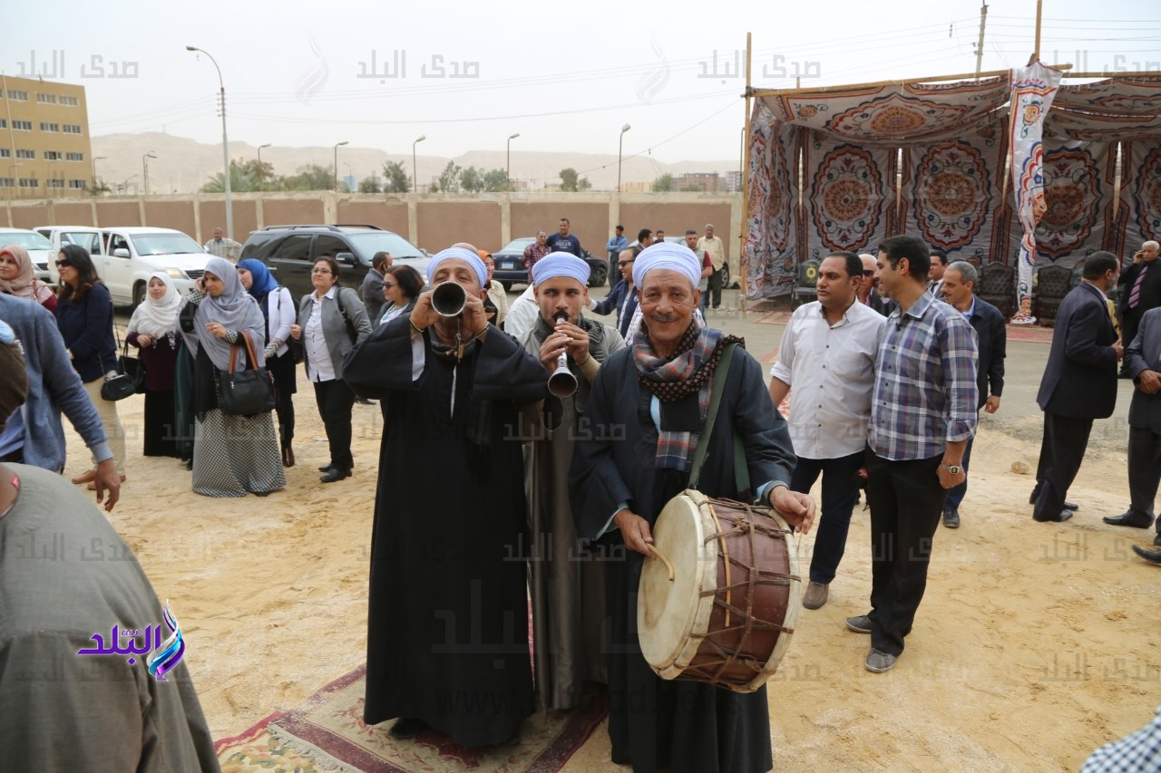 أهالي سوهاج يستقبلون وزير الزراعة بالمزمار والطبل البلدي أهالي سوهاج يستقبلون وزير الزراعة بالمزمار والطبل البلدي