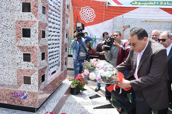 محافظ الشرقية يضع إكليلًا من الزهور على النصب التذكاري محافظ الشرقية يضع إكليلًا من الزهور على النصب التذكاري