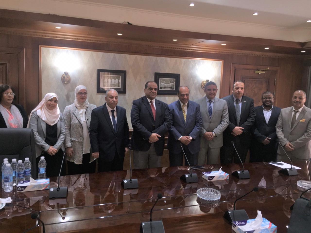 جانب من التوقيع