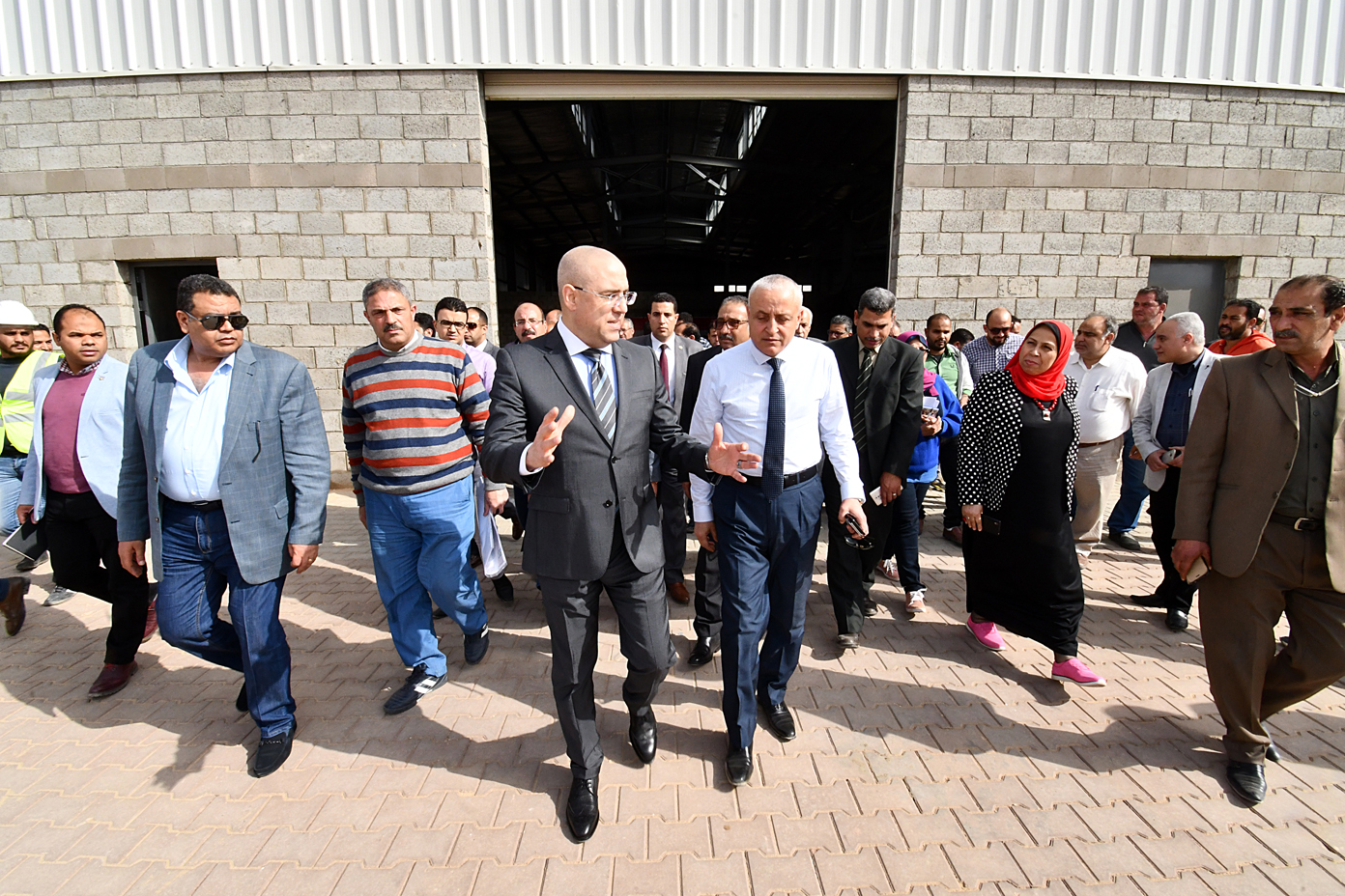 وزير الاسكان يتفقد المجمعات الصناعات الصغيرة والمتوسطة 