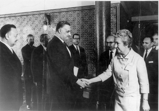 الرئيس جمال عبدالناصر يستقبل الكاتبة سهير القلماوي - أرشيفية