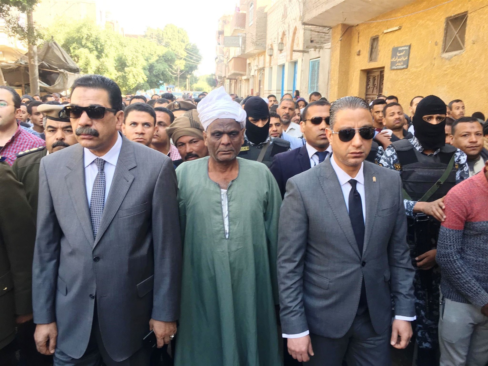 المحافظ يتقدم الجنازة العسكرية للشهيد كرم محمد بالمراغة 