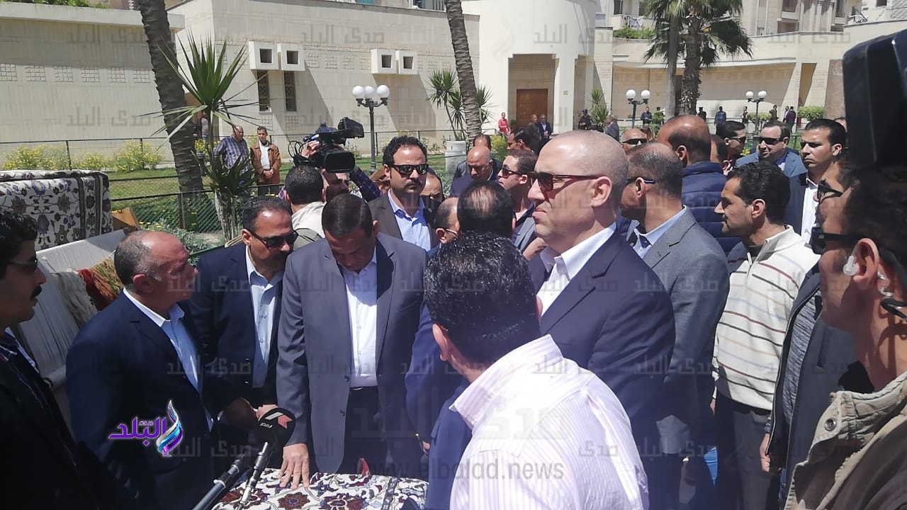 رئيس الوزراء يتفقد القوافل الثقافية ومعارض الكليم رئيس الوزراء يتفقد القوافل الثقافية ومعارض الكليم