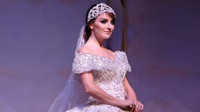 منى المنصورى» تبهر الحضور بـ «كوليكشن» الزفاف والحناء والتكش