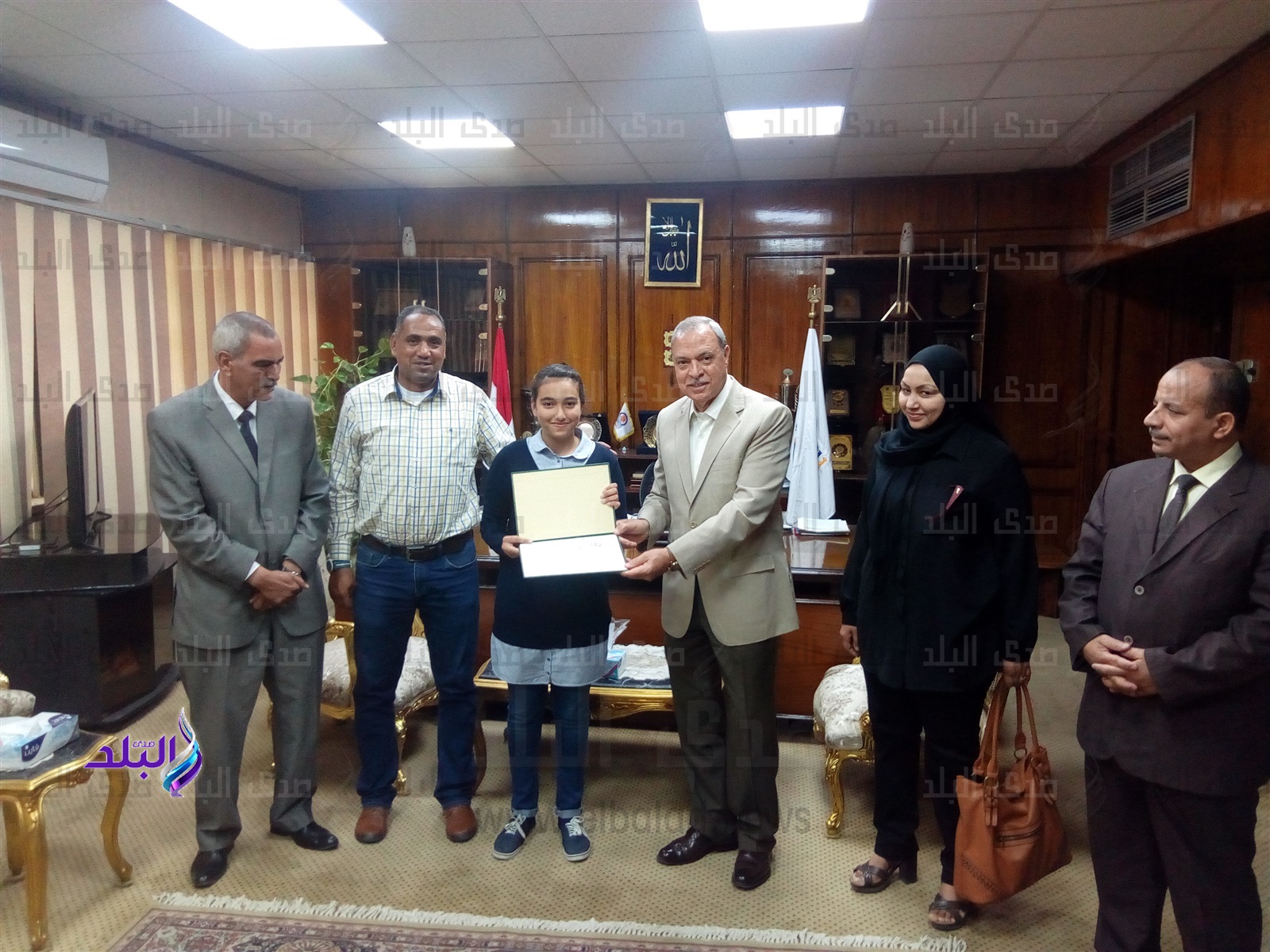 محافظ قنا يكرم الطالبة المثالية سارة أحمد