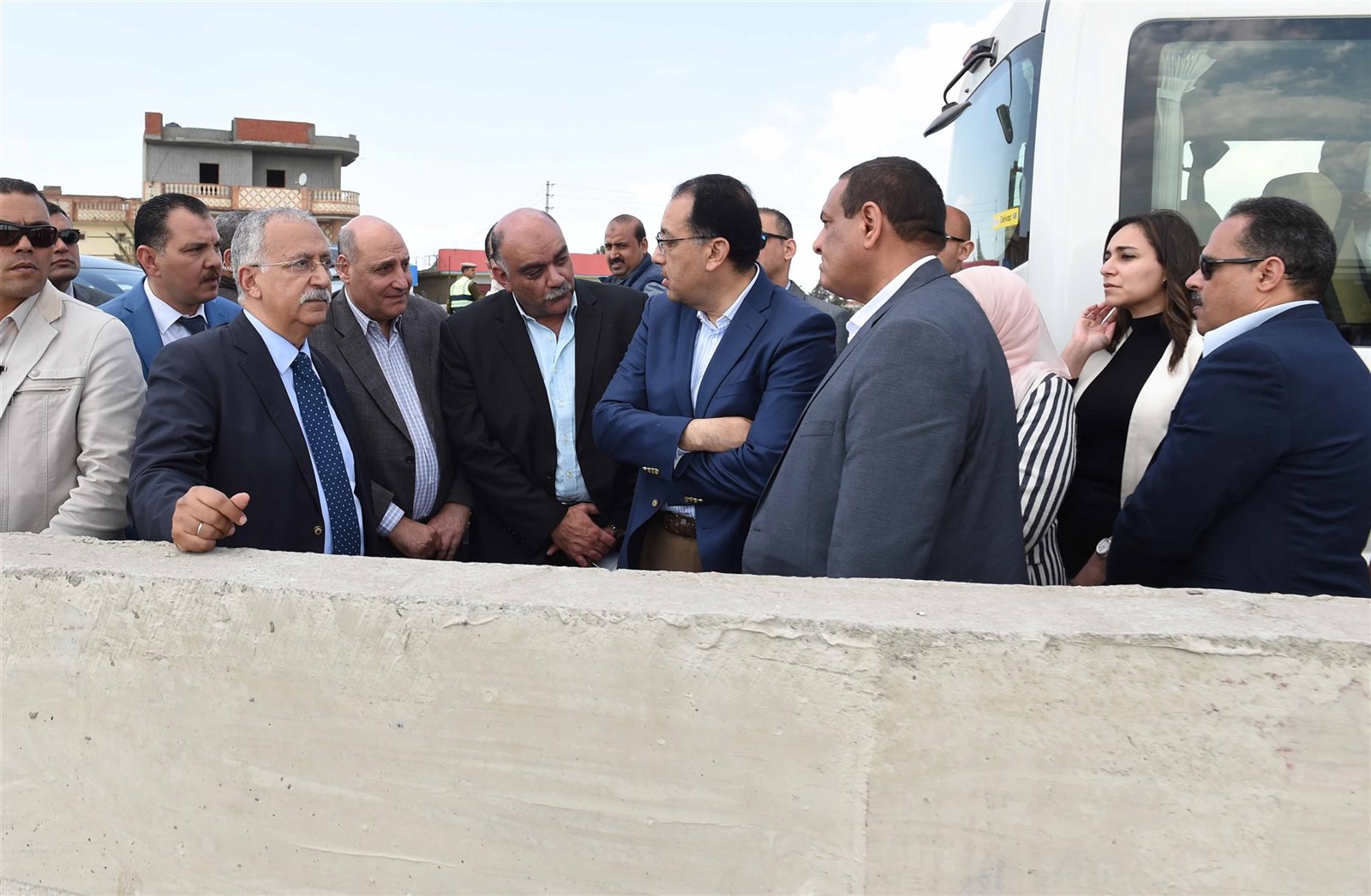 رئيس الوزراء خلال زيارته البحيرة رئيس الوزراء خلال زيارته البحيرة