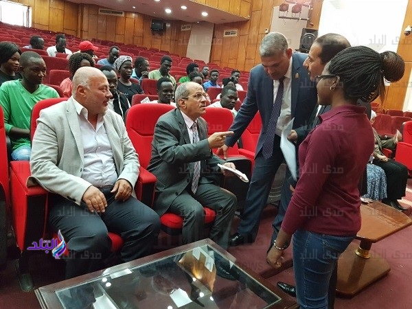 رئيس جامعة الفيوم يلتقي بطلاب الجامعة الأفارقة رئيس جامعة الفيوم يلتقي بطلاب الجامعة الأفارقة