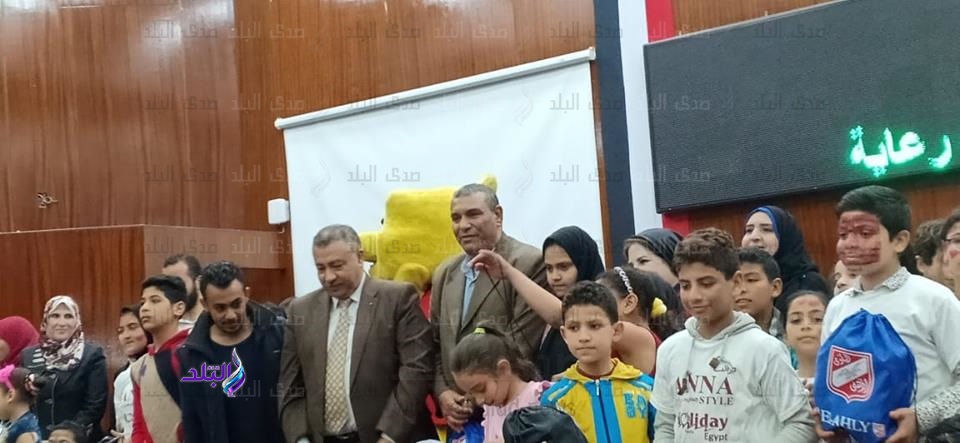 رئيس جامعة بنها يكرم الأطفال الأيتام وأمهات الطلاب