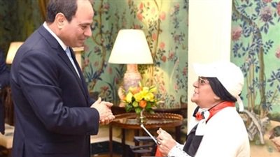 الرئيس خلال حواره مع السيدة المصرية سهام نصار 