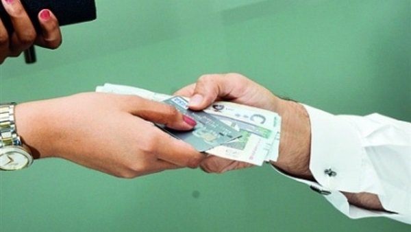 لا يجوز للرجل أن يأخذ من راتب زوجته إلا برضها