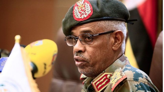 الفريق عوض بن عوف رئيس المجلس العسكري الانتقالي في السودان