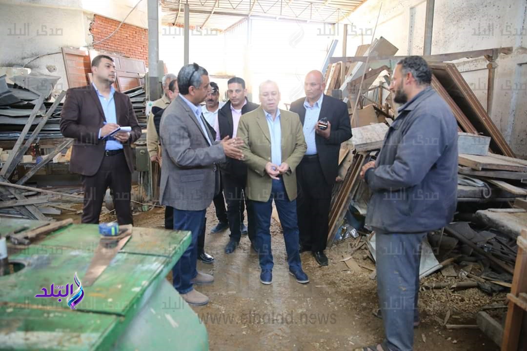 محافظ كفرالشيخ يتابع تشغيل ورشة صناعة الأثاث.. صور