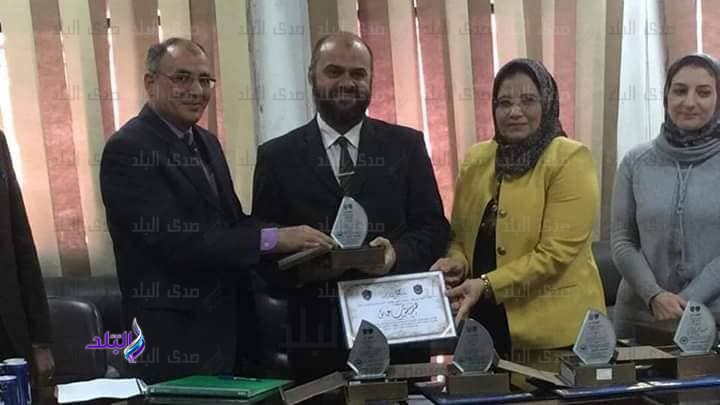 صيدلة دمنهور تكرم مؤسس أول معمل تحليل معتمد 