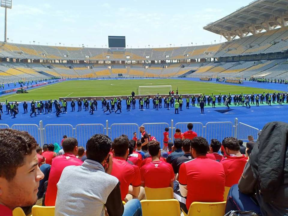 الجماهير تتوافد على ملعب برج العرب