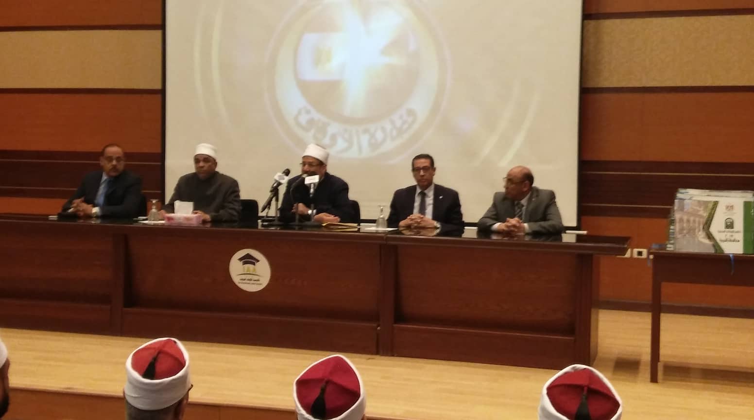 خلال المؤتمر الصحفي الذي عقد بأكاديمية تدريب الأئمة بإكتوبر 