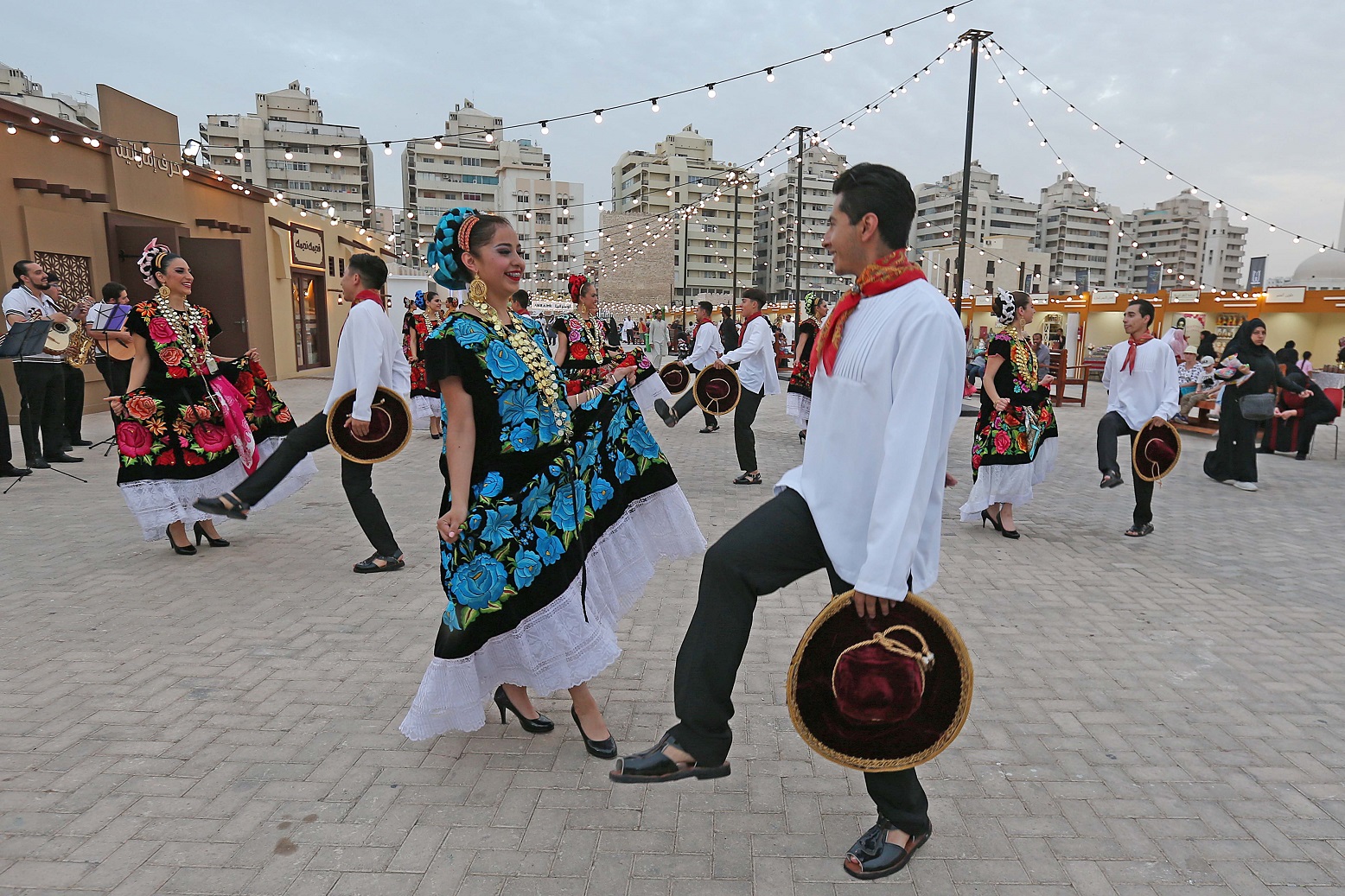 عرس تراثي في قرية الحرف والبيئة البدوية تجذب زوار الشارقة  عرس تراثي في قرية الحرف والبيئة البدوية تجذب زوار الشارقة