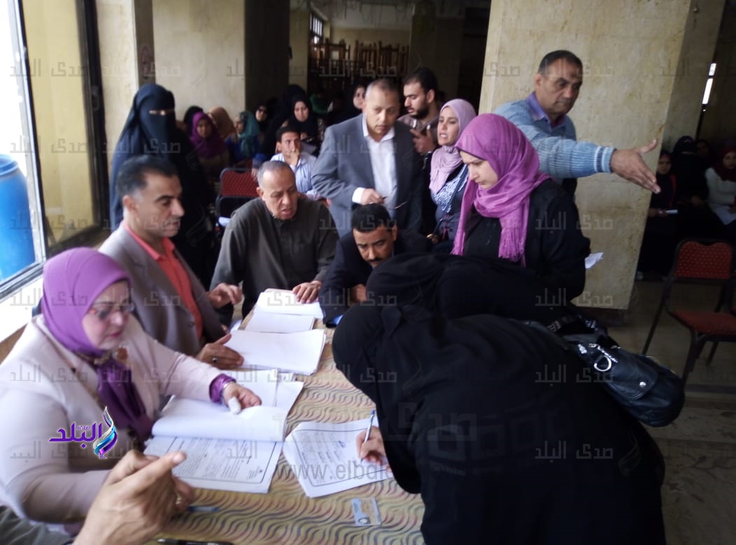 تسليم العقود للمعلمين المؤقتين في كفرالشيخ.. صور