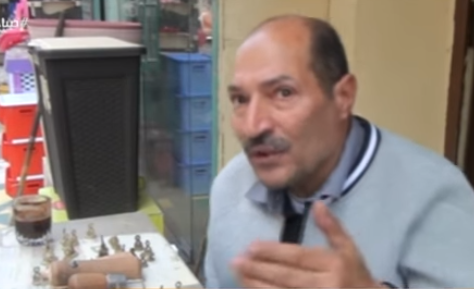 حكاية عم شكري مع صناعة الأختام النحاسية