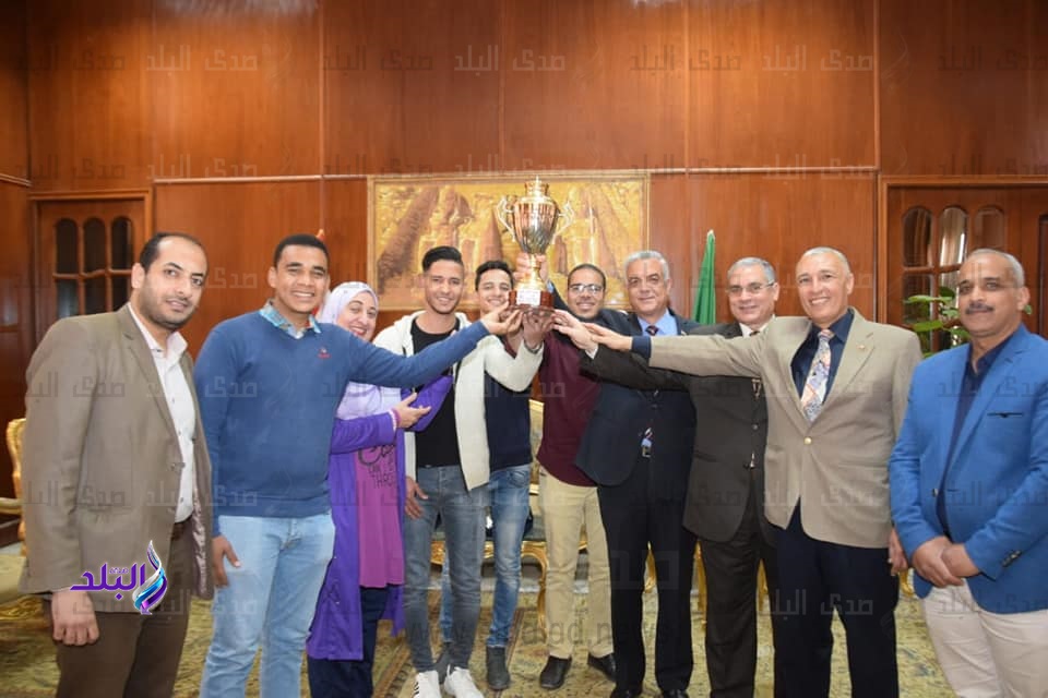رئيس جامعة المنوفية يكرم الطلاب رئيس جامعة المنوفية يكرم الطلاب