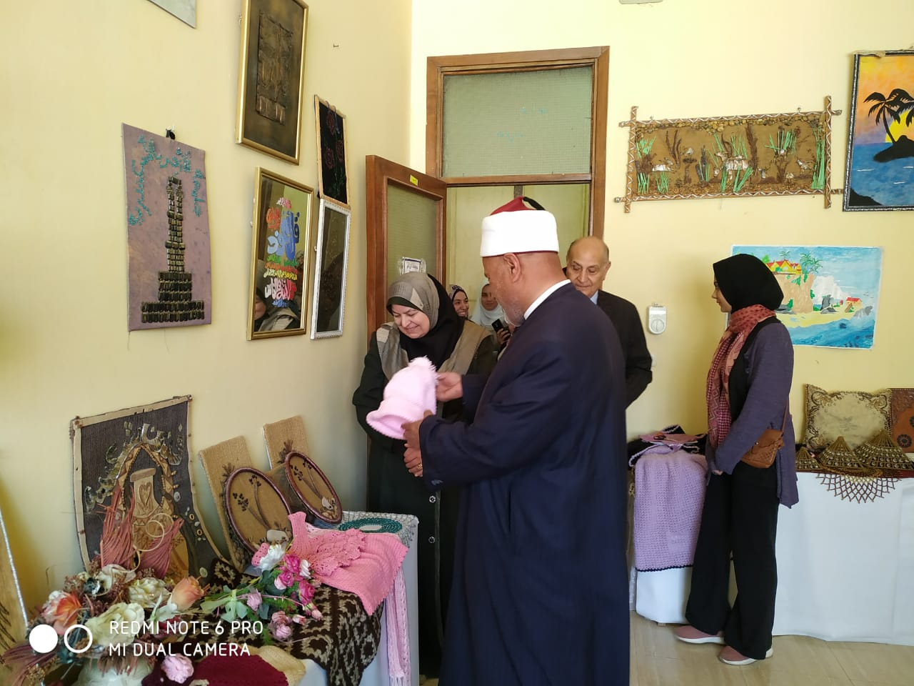 نائب رئيس جامعة الأزهر يفتتح معرض الأعمال الفنية