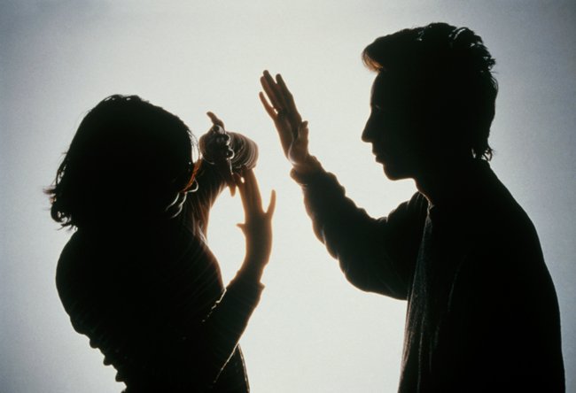 رجل يهين زوجته .. أرشيفية 