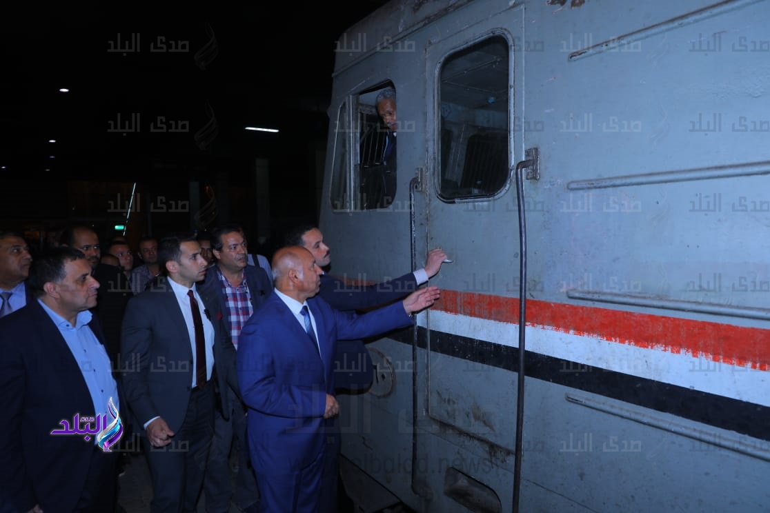 وزير النقل يتفقد محطة مصر في جولة مفاجأة .. صور وزير النقل يتفقد محطة مصر في جولة مفاجأة .. صور