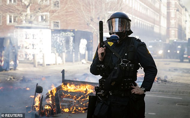 اندلاع أعمال عنف بسب إلقاء دنماركي القرآن الكريم في الهواء