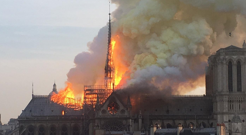 حريق كاتدرائية نوتردام في باريس